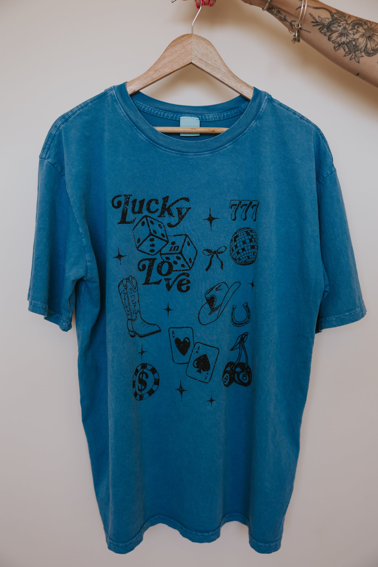 LUCKY IN LOVE GRAPHIC TEE