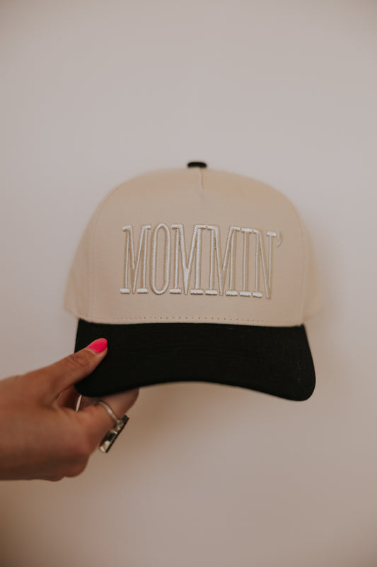 MOMMIN’ TRUCKER HAT